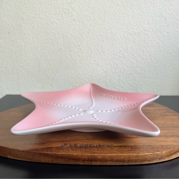 🧡NIB🧡LE CREUSET Medium Starfish Dish Shell Pink - Picture 3 of 8